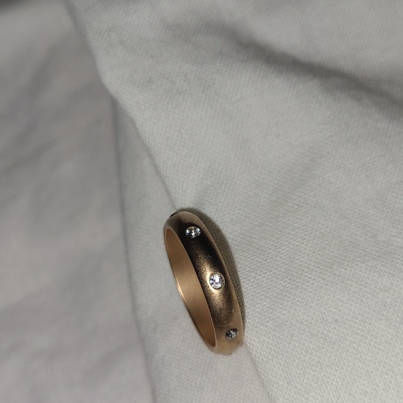 Small Gold toned and small diamond accented ring - Picture 3 of 9